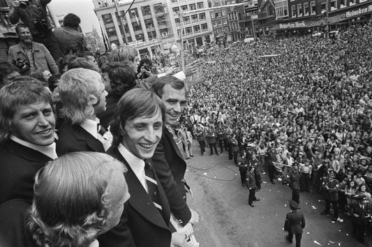 Zwart-witfoto uit 1974 van de huldiging van Johan Cruijff op het Leidseplein in Amsterdam.