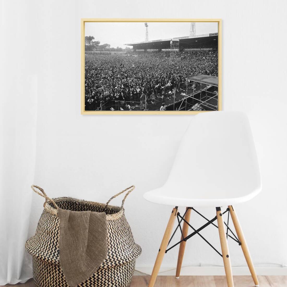 Zwart-witfoto uit 1976 van het concert van de Rolling Stones in het Zuiderpark in Den Haag. – canvas naturel baklijst in keuken