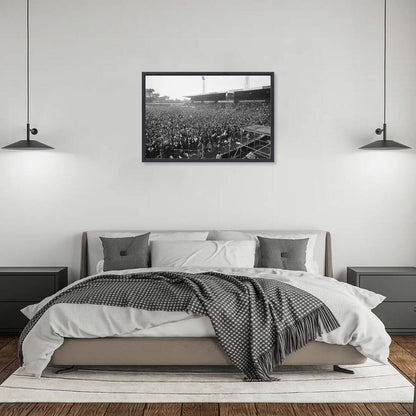 Zwart-witfoto uit 1976 van het concert van de Rolling Stones in het Zuiderpark in Den Haag. – canvas zwarte baklijst in slaapkamer
