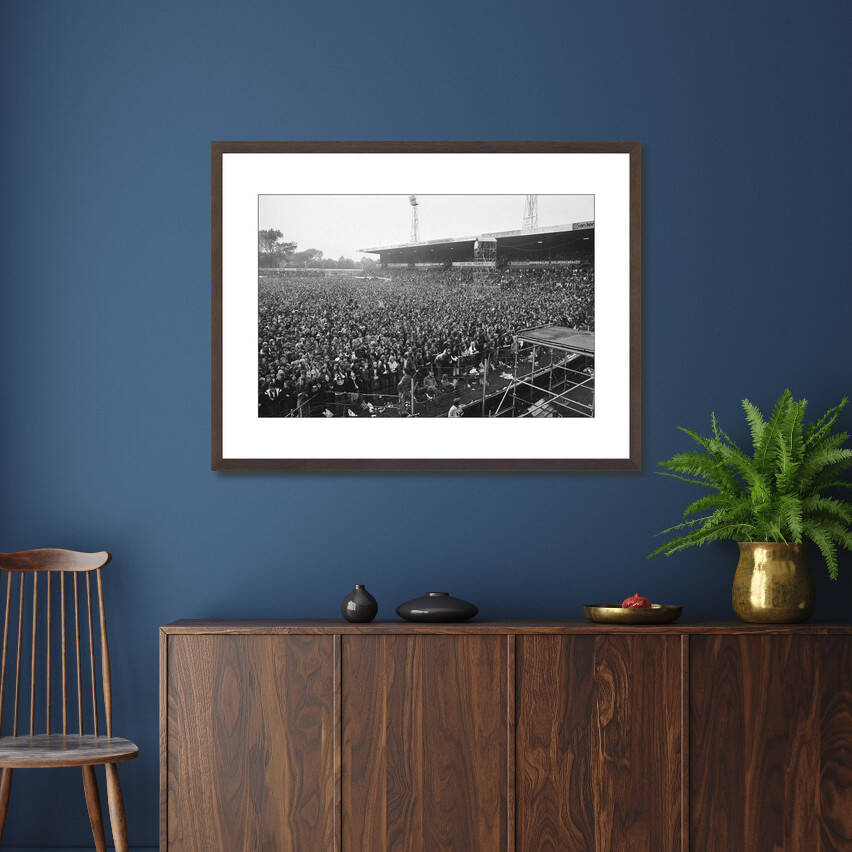 Zwart-witfoto uit 1976 van het concert van de Rolling Stones in het Zuiderpark in Den Haag. – donkerbruine wissellijst in woonkamer