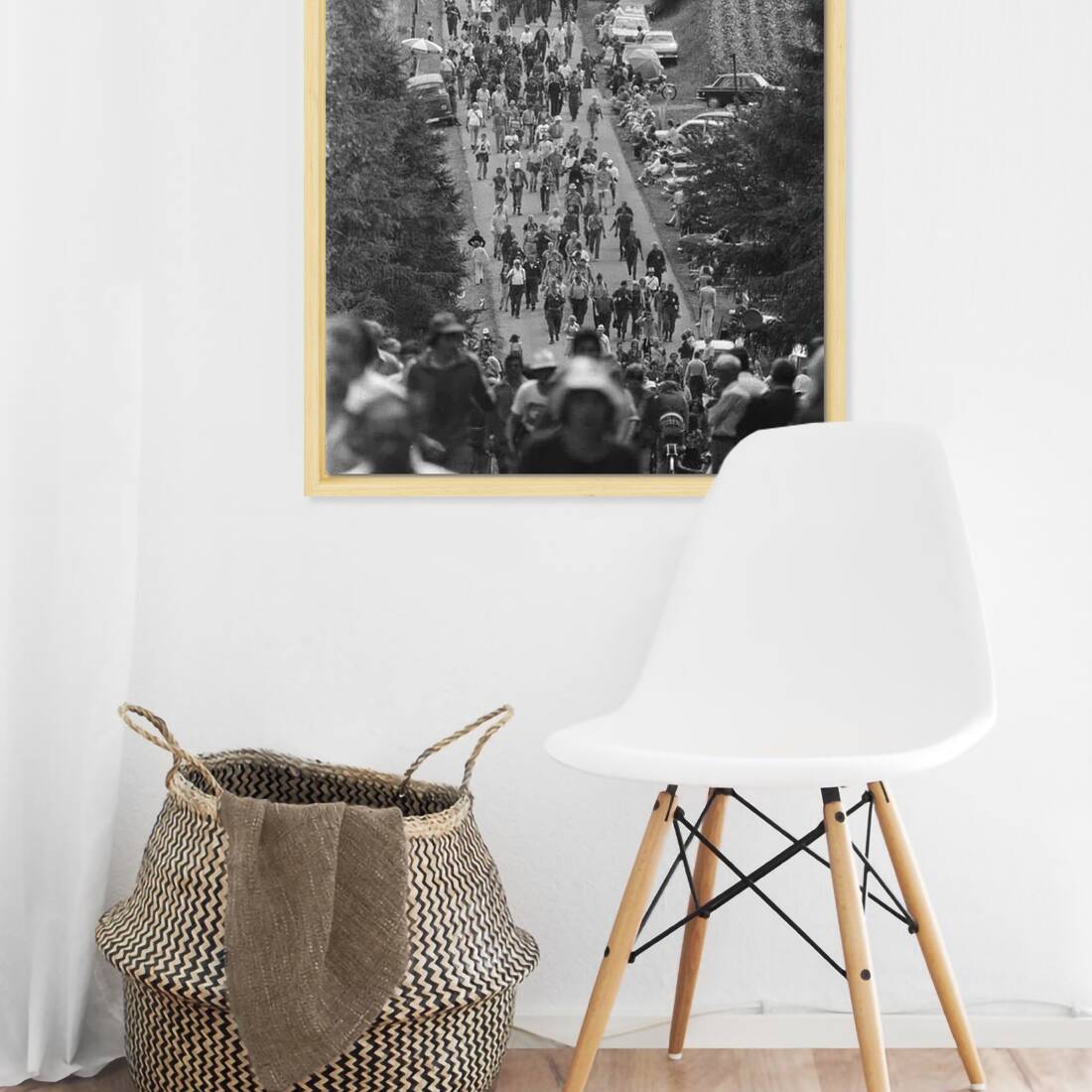 Zwart-witfoto uit 1976 van wandelaars op de Zevenheuvelenweg tijdens de derde dag van de Vierdaagse in Nijmegen. – canvas naturel baklijst in keuken
