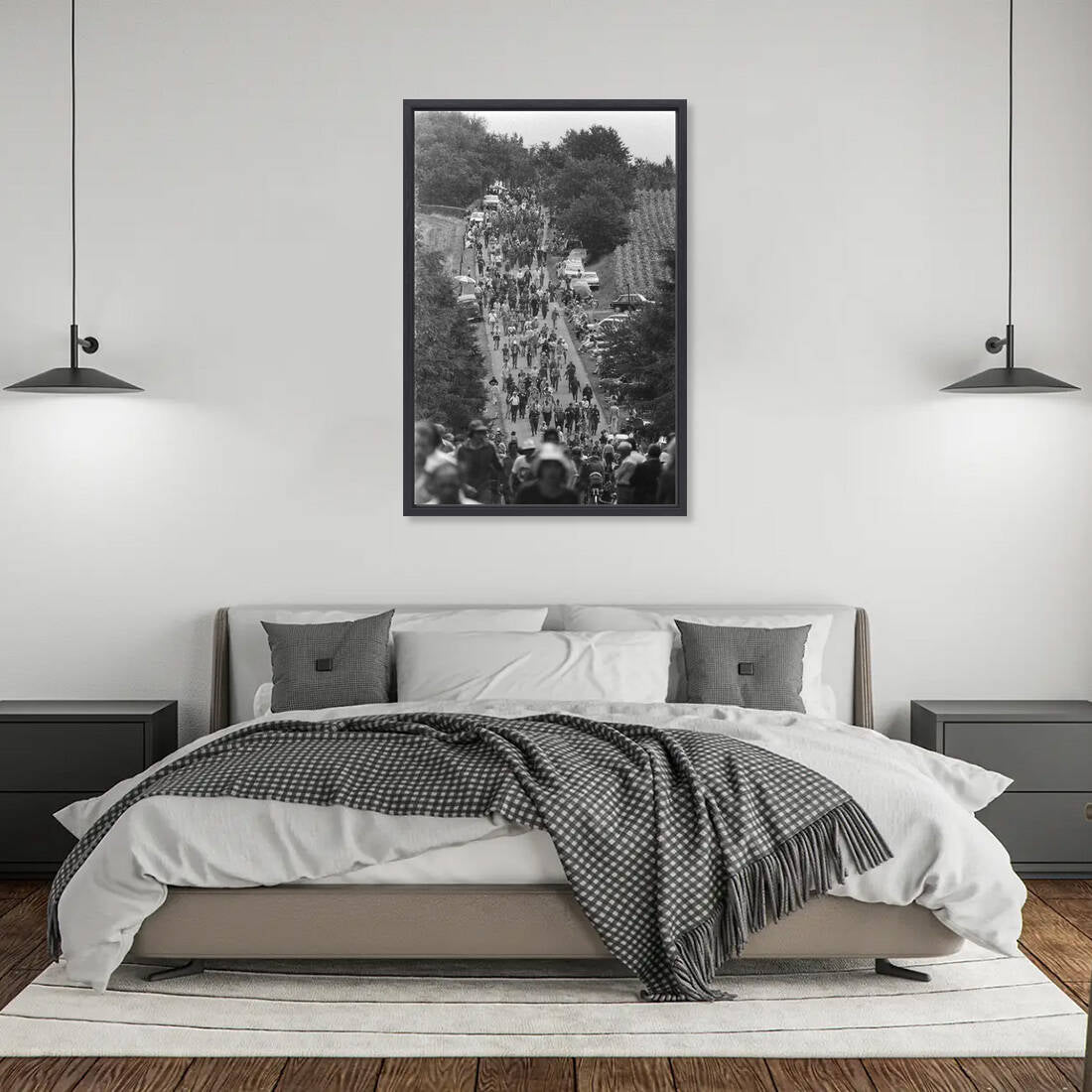 Zwart-witfoto uit 1976 van wandelaars op de Zevenheuvelenweg tijdens de derde dag van de Vierdaagse in Nijmegen. – canvas zwarte baklijst in slaapkamer