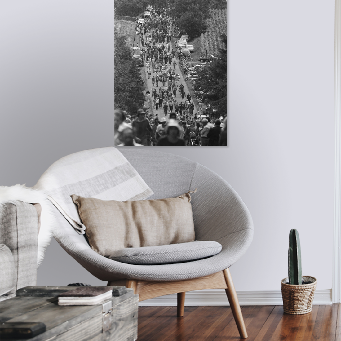 Zwart-witfoto uit 1976 van wandelaars op de Zevenheuvelenweg tijdens de derde dag van de Vierdaagse in Nijmegen. – canvas zonder lijst in leeshoek