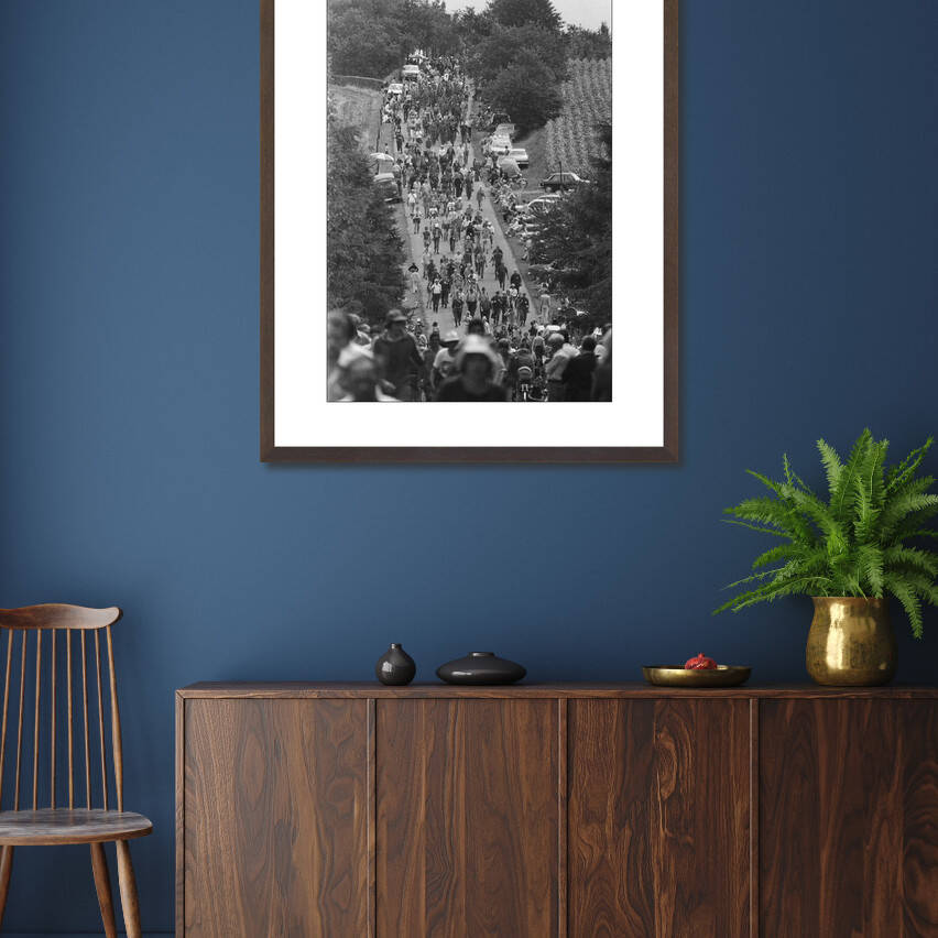 Zwart-witfoto uit 1976 van wandelaars op de Zevenheuvelenweg tijdens de derde dag van de Vierdaagse in Nijmegen. – donkerbruine wissellijst in woonkamer