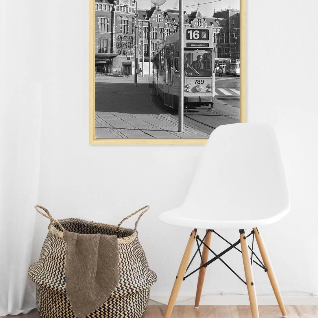 Zwart-witfoto uit 1980 van nieuwe verlichting bij het Centraal Station in Amsterdam. – canvas naturel baklijst in keuken