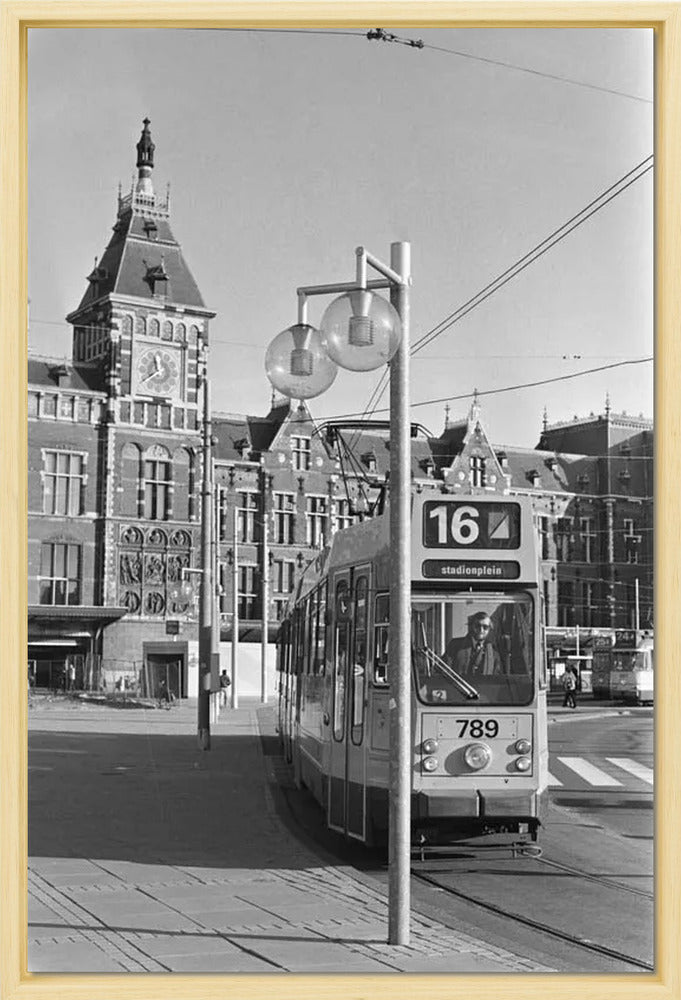 Tram voor het Centraal Station - 1980