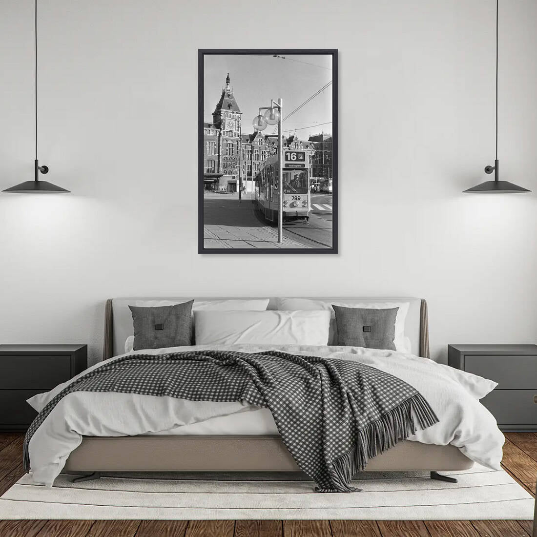 Zwart-witfoto uit 1980 van nieuwe verlichting bij het Centraal Station in Amsterdam. – canvas zwarte baklijst in slaapkamer