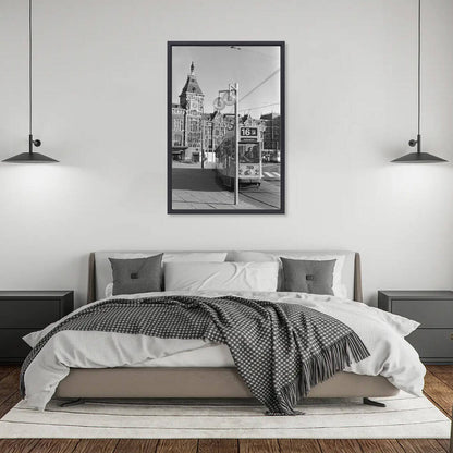 Zwart-witfoto uit 1980 van nieuwe verlichting bij het Centraal Station in Amsterdam. – canvas zwarte baklijst in slaapkamer
