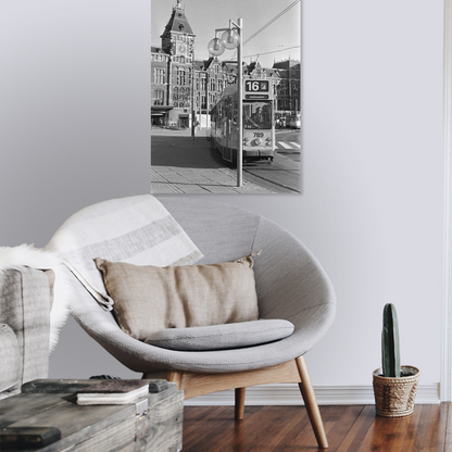 Zwart-witfoto uit 1980 van nieuwe verlichting bij het Centraal Station in Amsterdam. – canvas zonder lijst in leeshoek