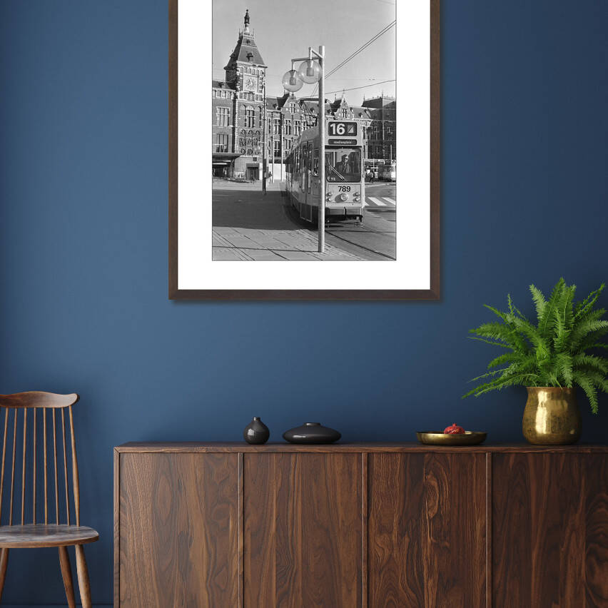 Zwart-witfoto uit 1980 van nieuwe verlichting bij het Centraal Station in Amsterdam. – donkerbruine wissellijst in woonkamer