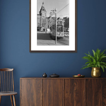 Zwart-witfoto uit 1980 van nieuwe verlichting bij het Centraal Station in Amsterdam. – donkerbruine wissellijst in woonkamer