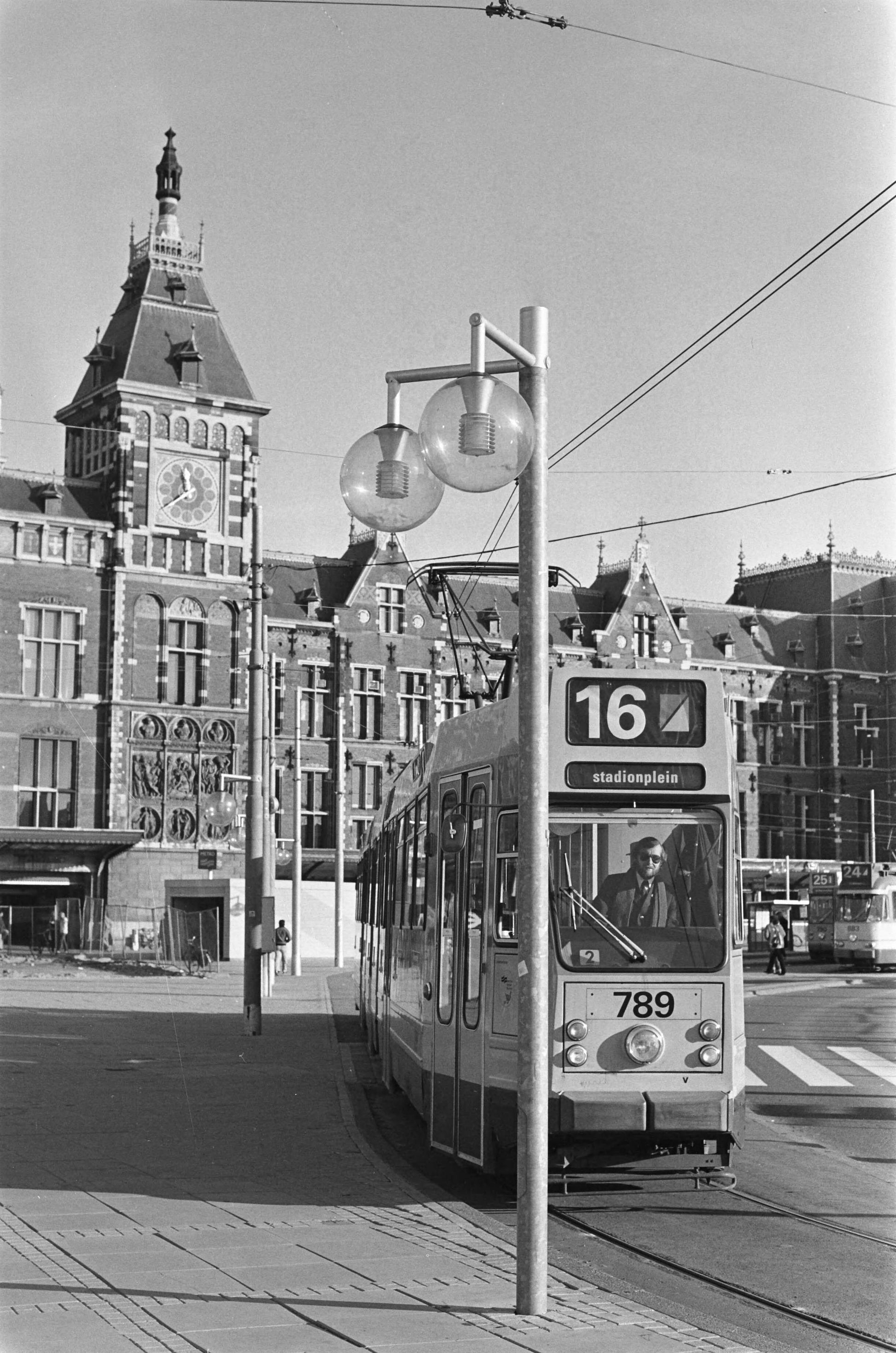 Zwart-witfoto uit 1980 van nieuwe verlichting bij het Centraal Station in Amsterdam.
