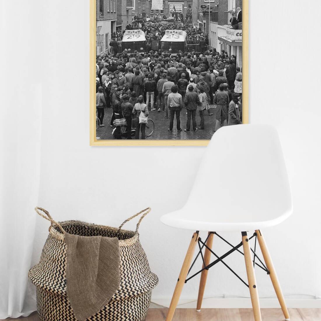 Zwart-witfoto uit 1981 van de gebarricadeerde Piersonstraat in Nijmegen tijdens de krakersbezetting. – canvas naturel baklijst in keuken
