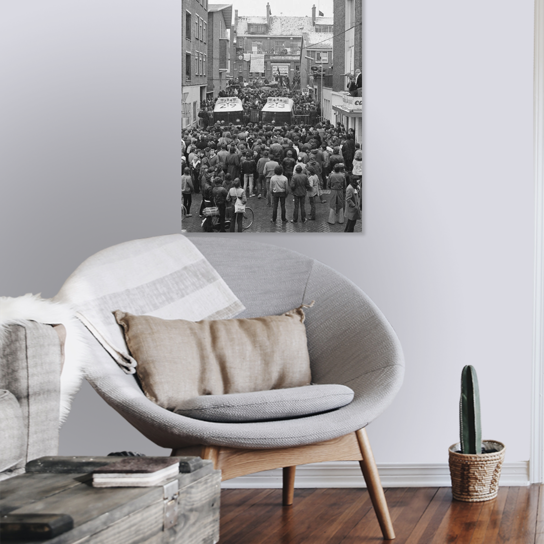 Zwart-witfoto uit 1981 van de gebarricadeerde Piersonstraat in Nijmegen tijdens de krakersbezetting. – canvas zonder lijst in leeshoek
