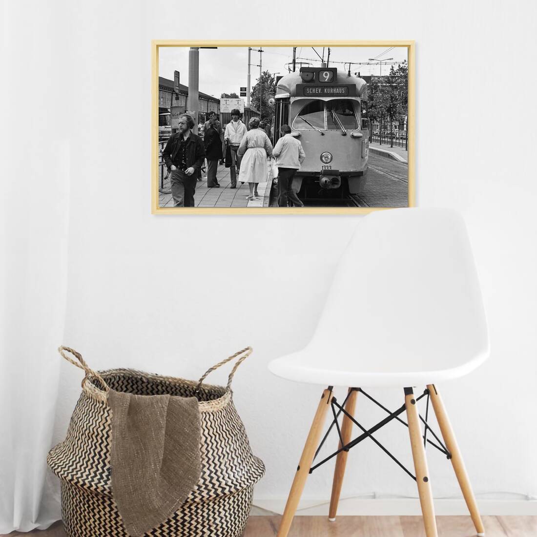 Zwart-witfoto uit 1981 van HTM-personeel dat het einde van een staking viert in Den Haag. – canvas naturel baklijst in keuken