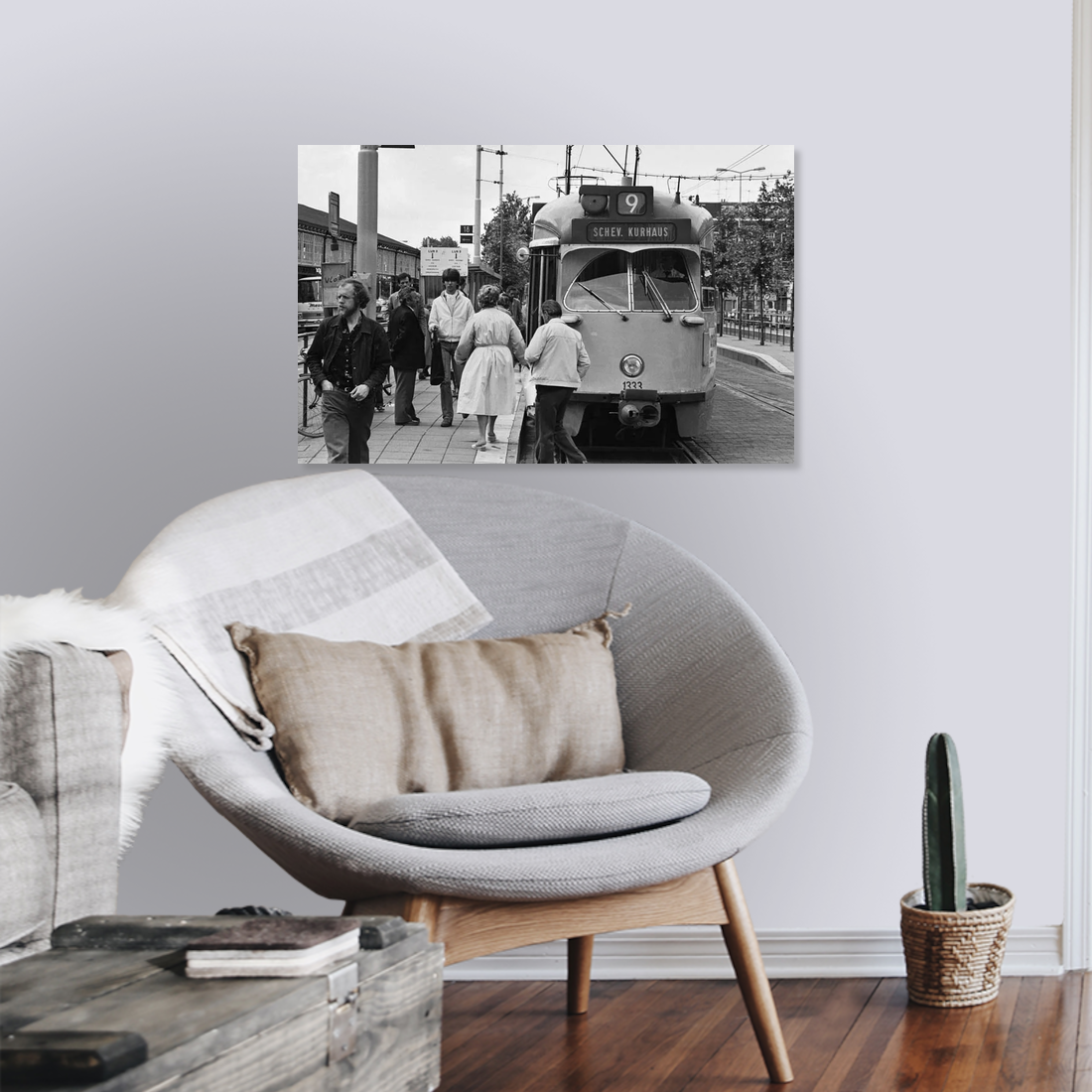 Zwart-witfoto uit 1981 van HTM-personeel dat het einde van een staking viert in Den Haag. – canvas zonder lijst in leeshoek