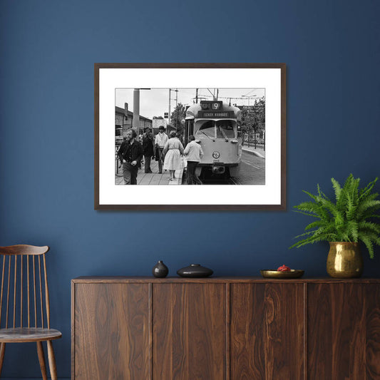 Zwart-witfoto uit 1981 van HTM-personeel dat het einde van een staking viert in Den Haag. – donkerbruine wissellijst in woonkamer