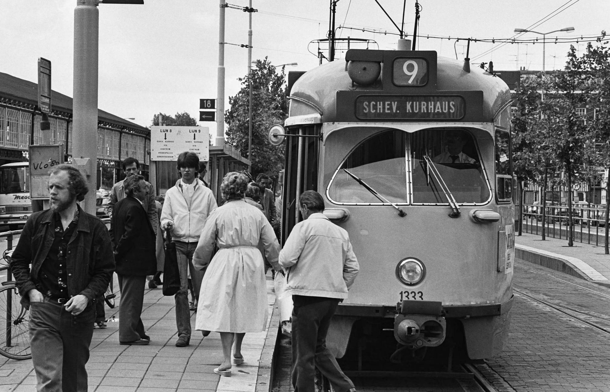 Zwart-witfoto uit 1981 van HTM-personeel dat het einde van een staking viert in Den Haag.