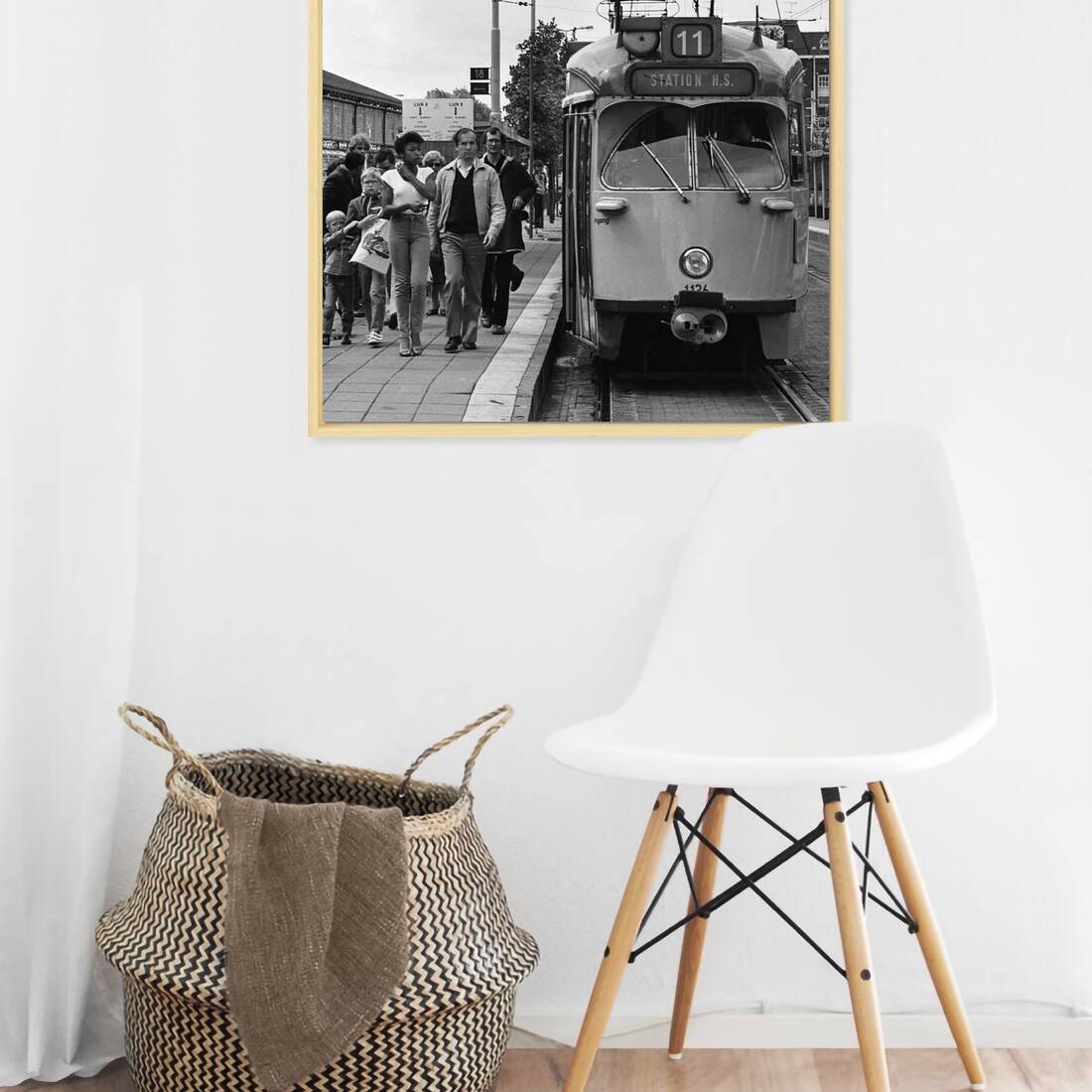 Zwart-witfoto uit 1981 van een HTM-tram weer in dienst na de staking in Den Haag. – canvas naturel baklijst in keuken