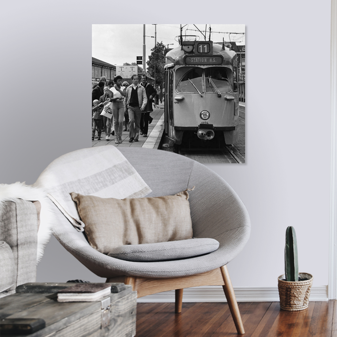 Zwart-witfoto uit 1981 van een HTM-tram weer in dienst na de staking in Den Haag. – canvas zonder lijst in leeshoek