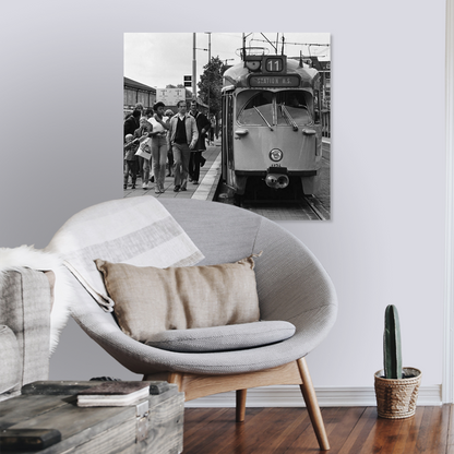 Zwart-witfoto uit 1981 van een HTM-tram weer in dienst na de staking in Den Haag. – canvas zonder lijst in leeshoek