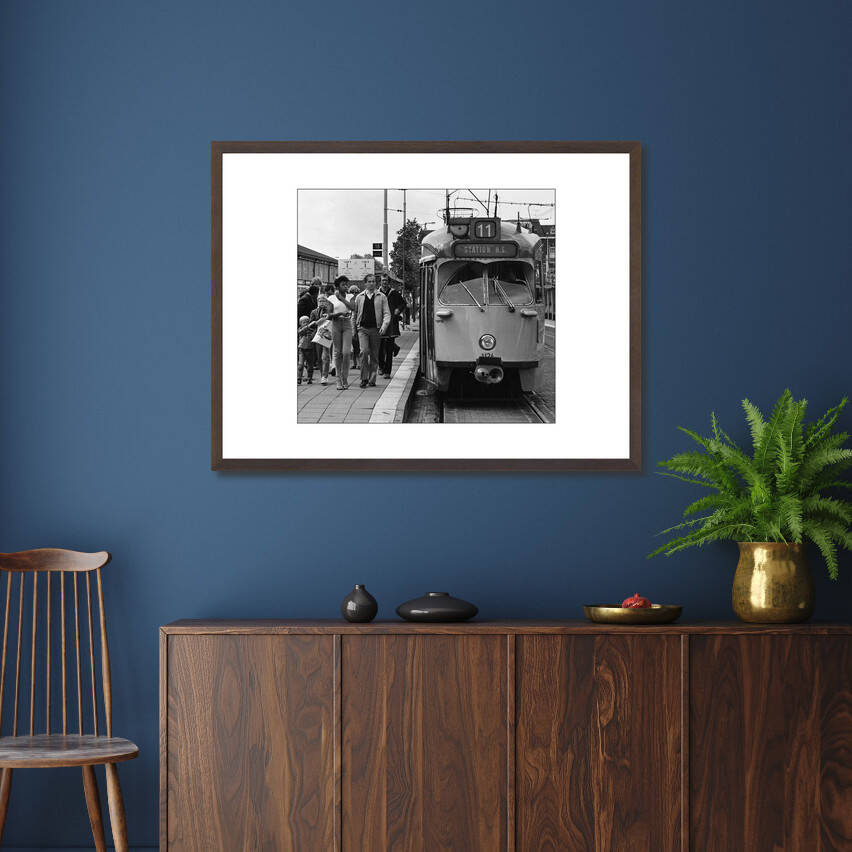 Zwart-witfoto uit 1981 van een HTM-tram weer in dienst na de staking in Den Haag. – donkerbruine wissellijst in woonkamer