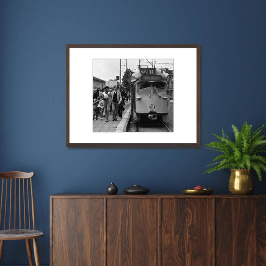 Zwart-witfoto uit 1981 van een HTM-tram weer in dienst na de staking in Den Haag. – donkerbruine wissellijst in woonkamer