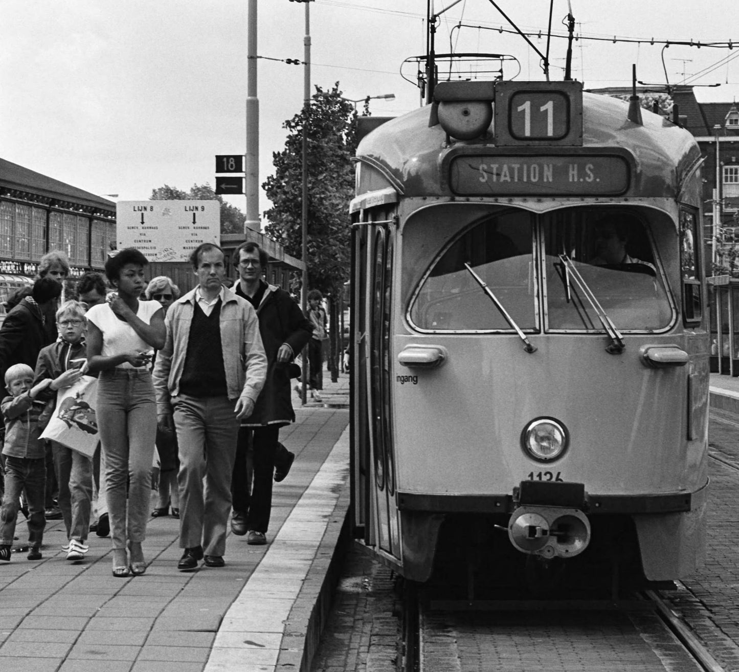 Zwart-witfoto uit 1981 van een HTM-tram weer in dienst na de staking in Den Haag.