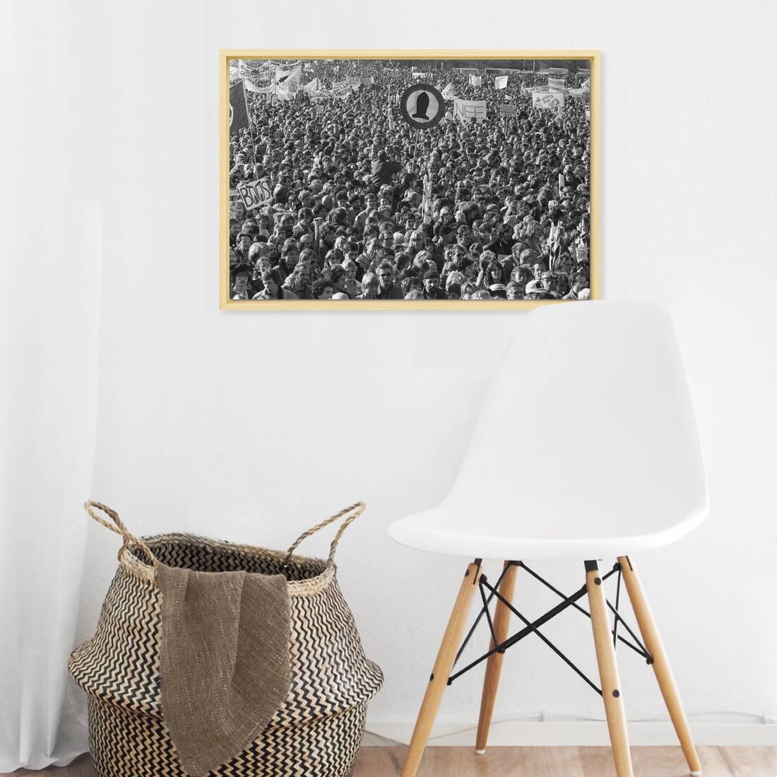 Zwart-witfoto uit 1983 van demonstranten op het Malieveld in Den Haag tijdens de Vredesdemonstratie. – canvas naturel baklijst in keuken