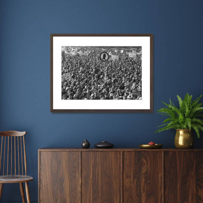 Zwart-witfoto uit 1983 van demonstranten op het Malieveld in Den Haag tijdens de Vredesdemonstratie. – donkerbruine wissellijst in woonkamer