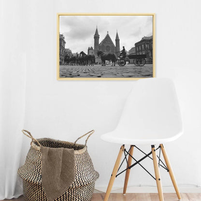 Zwart-witfoto uit 1984 van voorbereidingen voor de Prinsjesdag-route bij Paleis Noordeinde in Den Haag. – canvas naturel baklijst in keuken