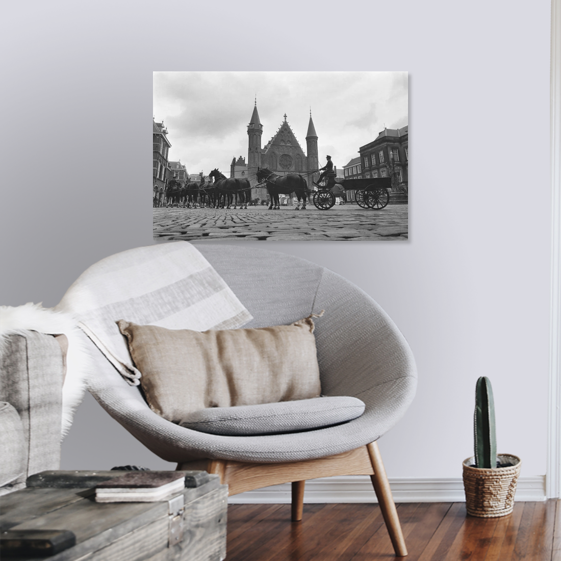 Zwart-witfoto uit 1984 van voorbereidingen voor de Prinsjesdag-route bij Paleis Noordeinde in Den Haag. – canvas zonder lijst in leeshoek