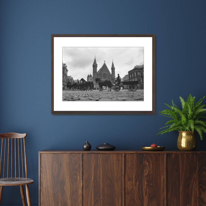 Zwart-witfoto uit 1984 van voorbereidingen voor de Prinsjesdag-route bij Paleis Noordeinde in Den Haag. – donkerbruine wissellijst in woonkamer