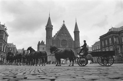 Zwart-witfoto uit 1984 van voorbereidingen voor de Prinsjesdag-route bij Paleis Noordeinde in Den Haag.