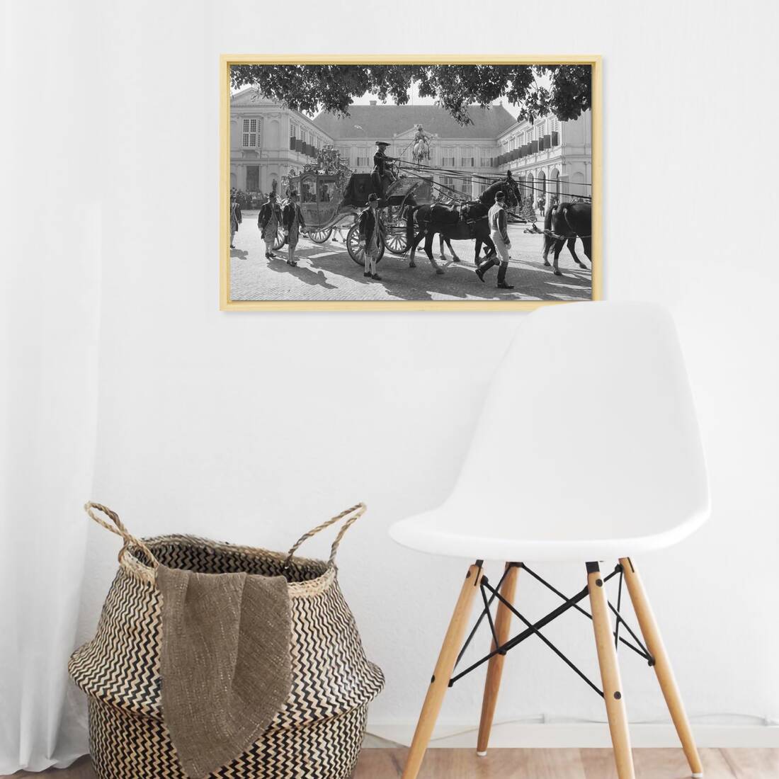 Zwart-witfoto uit 1984 van de aankomst van de Gouden Koets bij Paleis Noordeinde in Den Haag. – canvas naturel baklijst in keuken