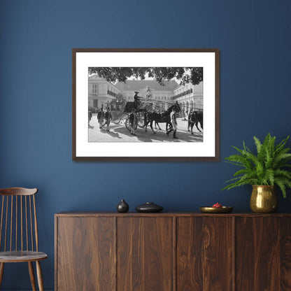 Zwart-witfoto uit 1984 van de aankomst van de Gouden Koets bij Paleis Noordeinde in Den Haag. – donkerbruine wissellijst in woonkamer