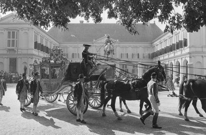Zwart-witfoto uit 1984 van de aankomst van de Gouden Koets bij Paleis Noordeinde in Den Haag.