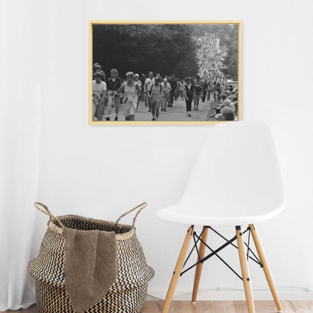 Zwart-witfoto uit 1985 van wandelaars op de Zevenheuvelenweg tijdens de Vierdaagse in Nijmegen. – canvas naturel baklijst in keuken