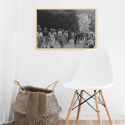 Zwart-witfoto uit 1985 van wandelaars op de Zevenheuvelenweg tijdens de Vierdaagse in Nijmegen. – canvas naturel baklijst in keuken