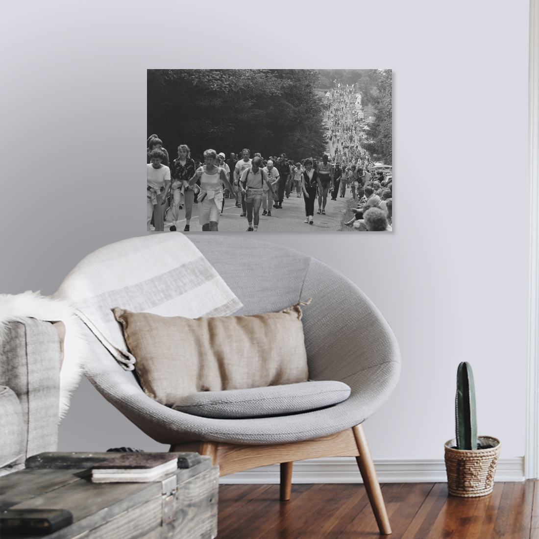 Zwart-witfoto uit 1985 van wandelaars op de Zevenheuvelenweg tijdens de Vierdaagse in Nijmegen. – canvas zonder lijst in leeshoek