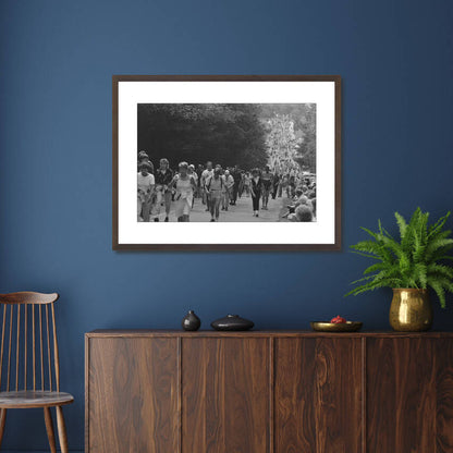Zwart-witfoto uit 1985 van wandelaars op de Zevenheuvelenweg tijdens de Vierdaagse in Nijmegen. – donkerbruine wissellijst in woonkamer