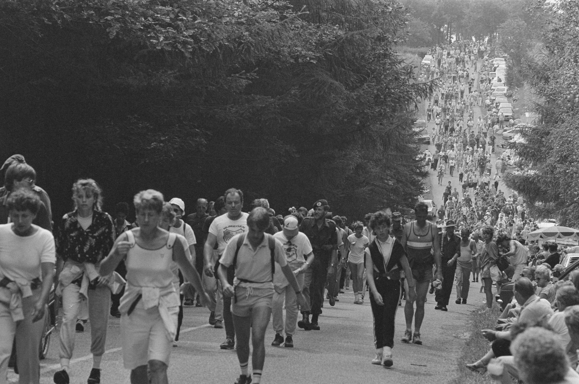 Zwart-witfoto uit 1985 van wandelaars op de Zevenheuvelenweg tijdens de Vierdaagse in Nijmegen.