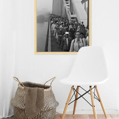 Zwart-witfoto uit 1986 van de start van de Vierdaagse met deelnemers op de Waalbrug in Nijmegen. – canvas naturel baklijst in keuken