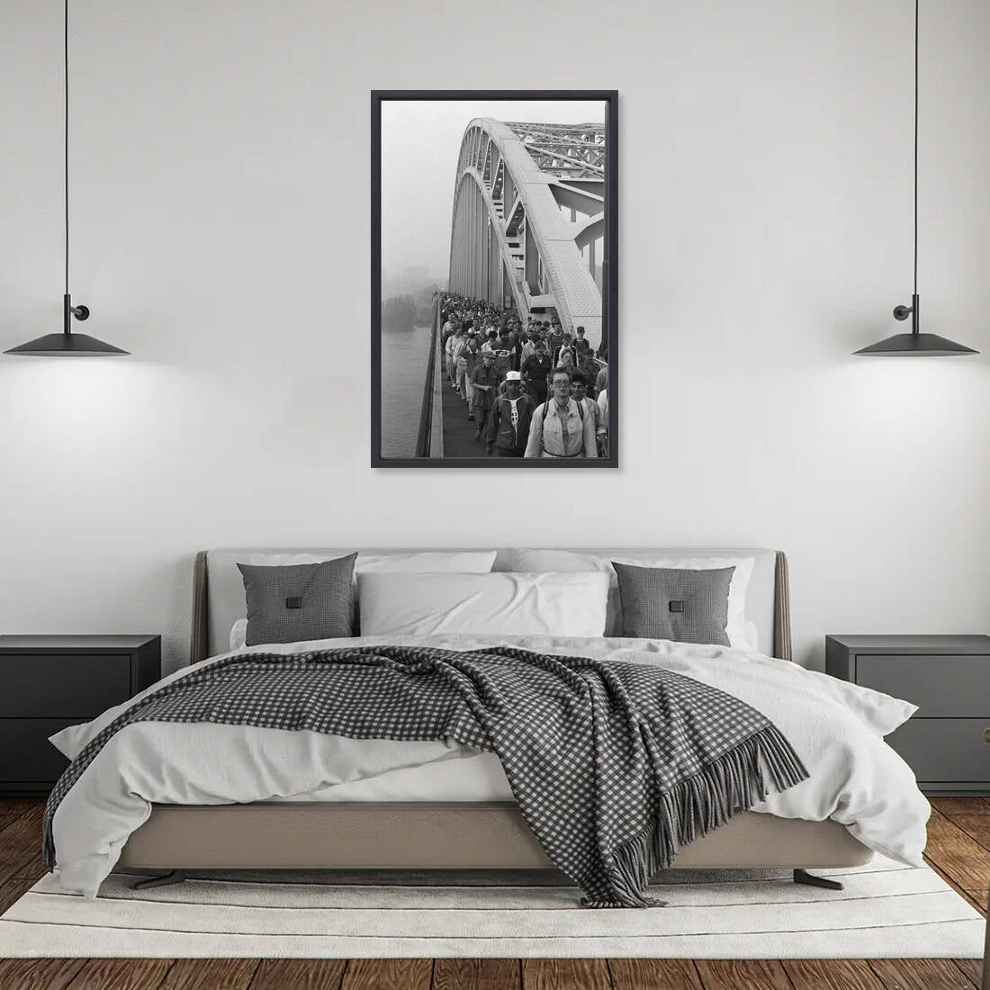 Zwart-witfoto uit 1986 van de start van de Vierdaagse met deelnemers op de Waalbrug in Nijmegen. – canvas zwarte baklijst in slaapkamer