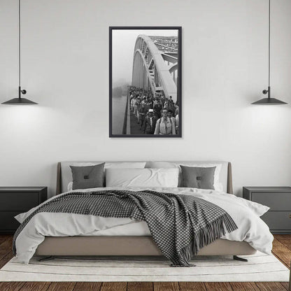 Zwart-witfoto uit 1986 van de start van de Vierdaagse met deelnemers op de Waalbrug in Nijmegen. – canvas zwarte baklijst in slaapkamer