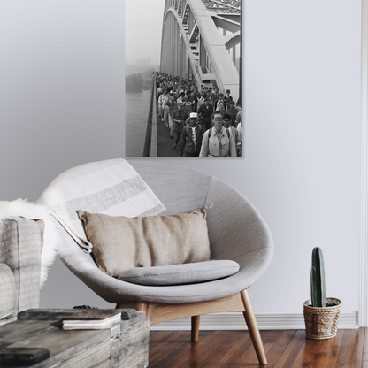 Zwart-witfoto uit 1986 van de start van de Vierdaagse met deelnemers op de Waalbrug in Nijmegen. – canvas zonder lijst in leeshoek