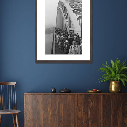 Zwart-witfoto uit 1986 van de start van de Vierdaagse met deelnemers op de Waalbrug in Nijmegen. – donkerbruine wissellijst in woonkamer