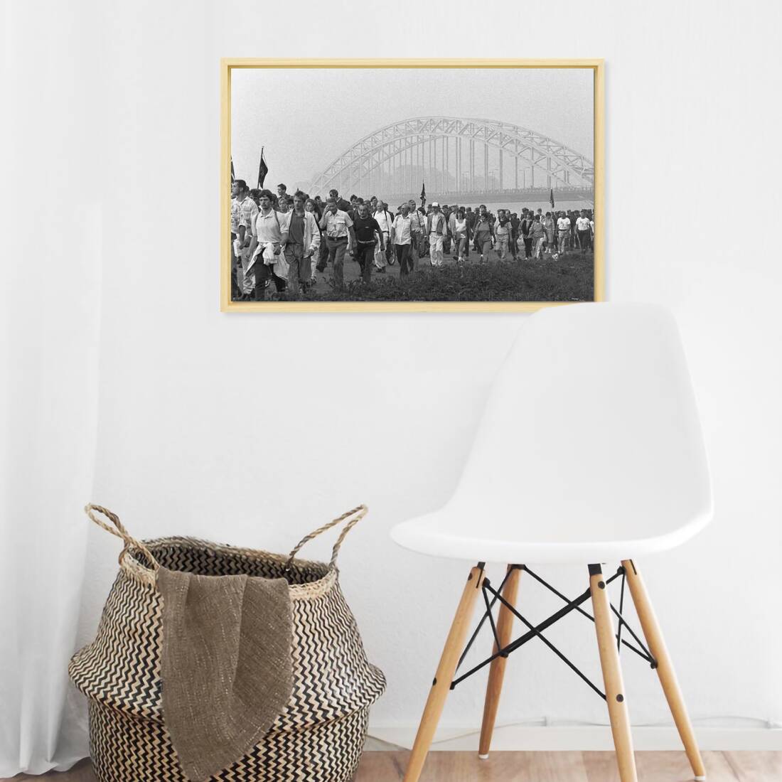 Zwart-witfoto uit 1986 van buitenlandse deelnemers aan de start van de Vierdaagse op de Waalbrug in Nijmegen. – canvas naturel baklijst in keuken