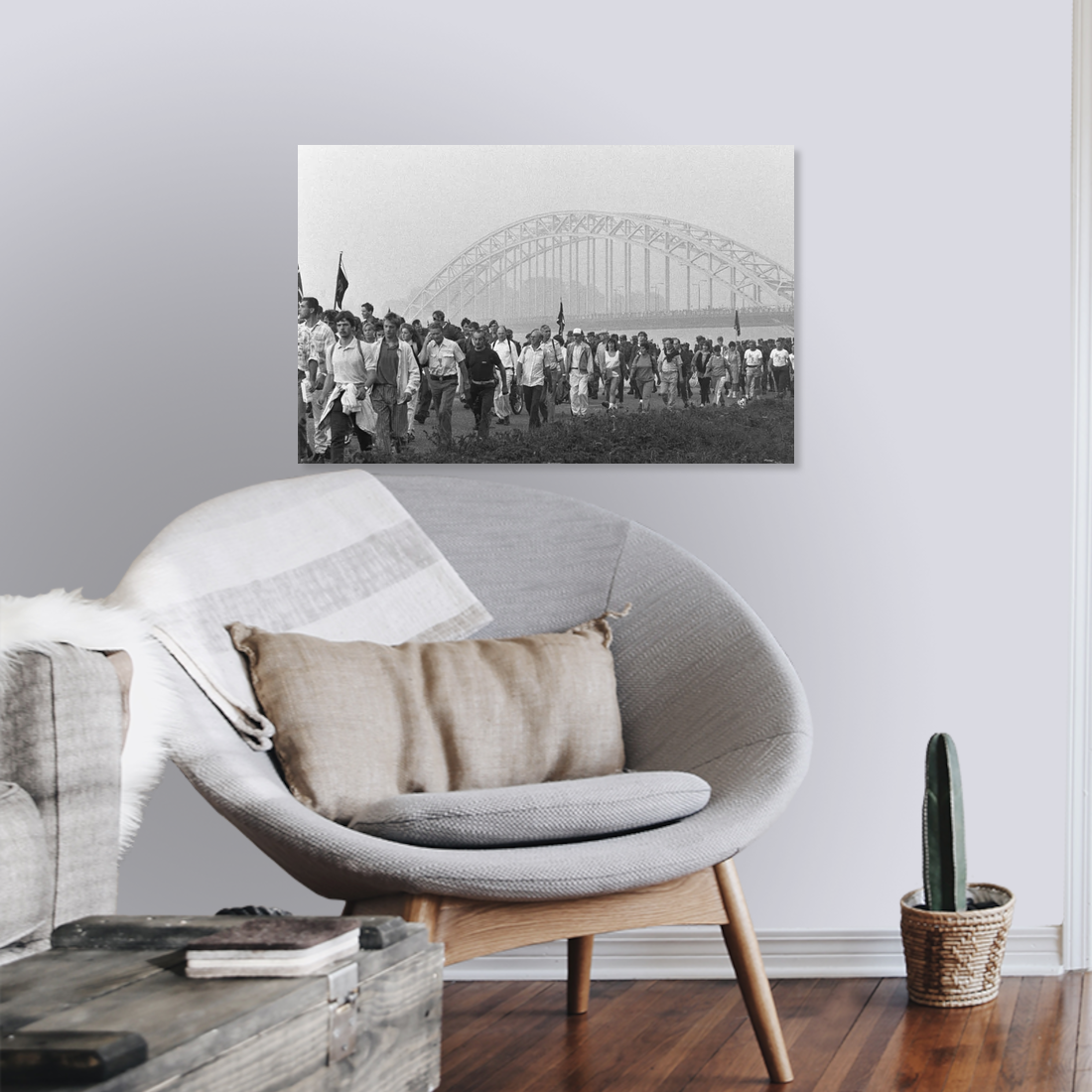 Zwart-witfoto uit 1986 van buitenlandse deelnemers aan de start van de Vierdaagse op de Waalbrug in Nijmegen. – canvas zonder lijst in leeshoek