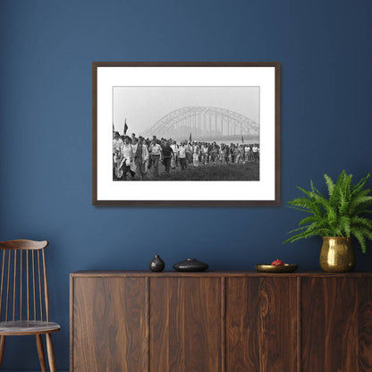 Zwart-witfoto uit 1986 van buitenlandse deelnemers aan de start van de Vierdaagse op de Waalbrug in Nijmegen. – donkerbruine wissellijst in woonkamer